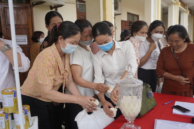 Các cán bộ tại huyện Hiệp Hòa trải nghiệm sản phẩm sữa Milk Codoca Hi Canxi