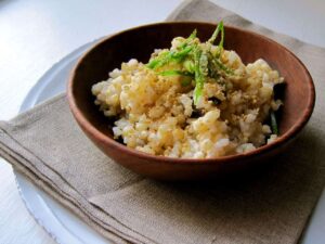 Cách ăn gạo lứt muối mè chữa bệnh